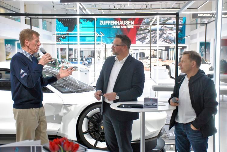 „Warum Porsche?“ Diese Frage stellte Achim Stejskal, Leiter des Porsche-Museums, den beiden Porsche-Experten Walter Röhrl und Richy Müller. Letzterer chauffiert übrigens nicht nur im Tatort einen 911er. Auch auf Rennstrecken setzt der Mannheimer gerne auf die Stuttgarter Sportkompetenz. (Dominsky)