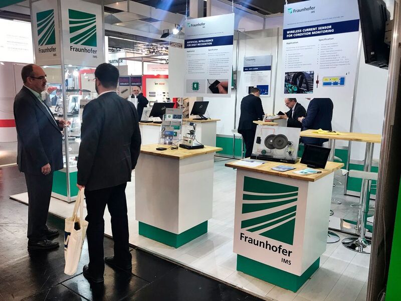  Fraunhofer IMS   Das Fraunhofer-Institut für Mikroelektronische Schaltungen und Systeme (IMS) stellte mit AIfES ein plattformunabhängiges neuronales Netz für den Einsatz in Embedded Systems vor. Im Demo-Anwendungsfall vor Ort lieferte die KI eine zuverlässige Ziffernerkennung für ein Touchpad, wie sie zukünftig beispielsweise für die Bedienung von automobilen Navigationssystemen oder anderen Mensch-Technik-Interaktionen zum Einsatz kommen könnte.  Mehr Informationen unter  www.ims.fraunhofer.de    (Vogel Communications Group)