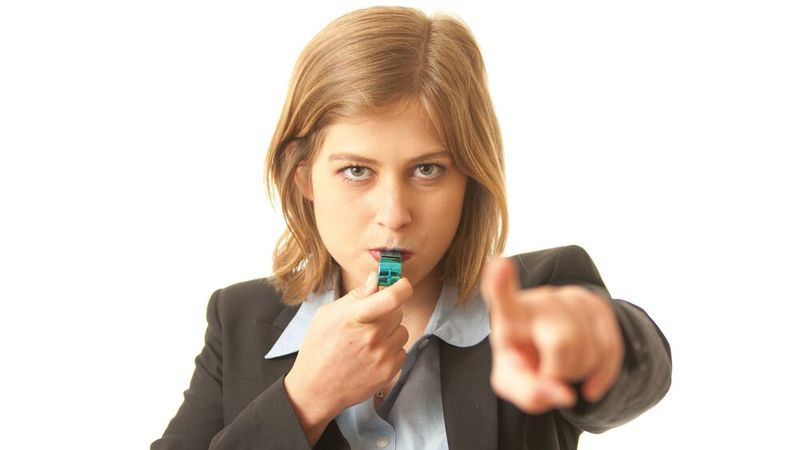 Missstände in einem Unternehmen registrieren Mitarbeiter zuerst. Unternehmen müssen jetzt dafür sorgen, dass sie diese anonym melden können.(Bild:  Craig - adobe.stock.com)