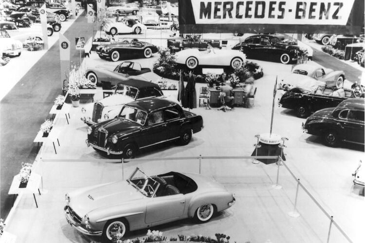 Mercedes 300 SL und 190 SL bei ihrer Weltpremiere auf der New York Autoshow 1954.  (Foto: Mercedes)