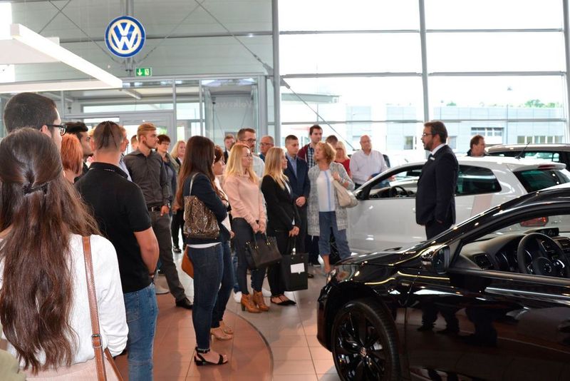 Die Nachwuchskräfte erhielten gleich eine Betriebsführung. (Tiemeyer)