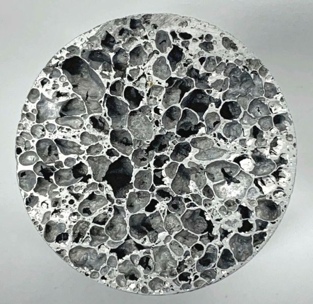 Blick ins Innere eines zylindrischen Bauteils aus Aluminiumschaum. Dieses wurde aber nicht aus Primärpulver hergestellt, sonder aus gemahlenen Spänen aus der Industrie, die bei der Bearbeitung von Bauteilen anfallen. Das, so das Fraunhofer IWU braucht weniger Energie. Die Zellstruktur steht der von konventionellem Aluminiumschaum in nichts nach, weshalb auch die mechanischen Eigenschaften sich quasi gleichen. (Bild: Fraunhofer IWU)