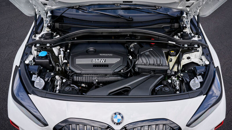 Unter der Haube des BMW 128 ti werkelt eine abgespeckte Version des Vierzylinder-Turbo-Triebwerks aus dem M 135i. Statt über 300 PS leistet es 265 PS. (BMW)