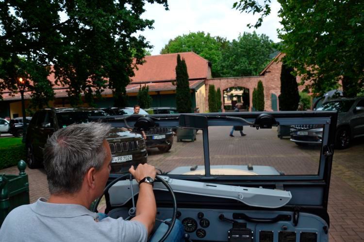 Erstmals erfuhr ganz Amerika vom neuen Army-Gefährt namens Jeep am 19. Februar 1941. Am Tag zuvor fuhr der Prototyp Willys Quad im Rahmen einer außergewöhnlichen, heute so sicherlich nicht mehr vorstellbaren Presse-Fahrvorstellung die Stufen des Kapitols in Washington D.C. hinauf. Am Steuer des kleinen, sonderbar schmucklosen Fahrzeugs ohne Dach und Türen saß der damalige New Yorker U.S.-Senator James M. Meade, dem man die Anfahrt zu seinem Arbeitsplatz schwerlich verweigern konnte. Von Katherine Hillyer, anwesender Redakteurin der Washington Daily News, nach dem Namen des merkwürdigen Vehikels gefragt, das da so behände die Treppen auf und ab fuhr, antwortete der begleitende Testfahrer Irving „Red“ Hausmann kurz und knapp: „It’s a Jeep.“ (Michel / »kfz-betrieb«)