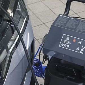 Der Brake Fluid Tronic trägt zur Standardisierung von Arbeitsabläufen bei.(Bild:  LIQUI MOLY GmbH)