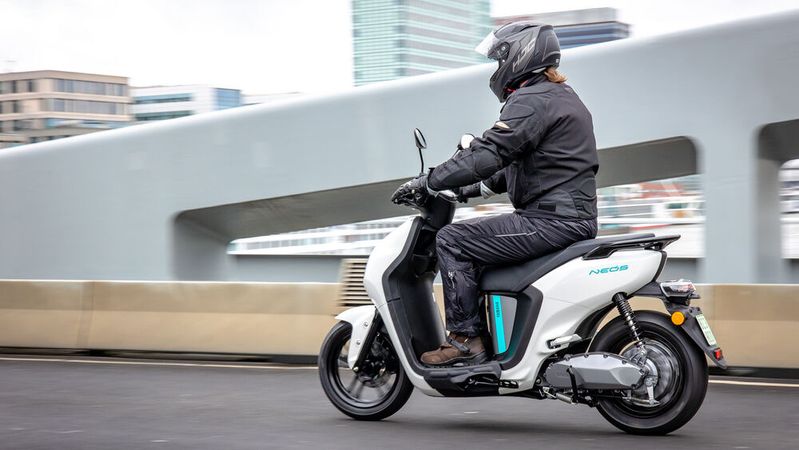Bereits Ende der 90er-Jahre wurde der Yamaha Neo's als günstiger Stadtflitzer mit 50er-Zweitaktmotor eingeführt. Bereits Ende der 90er-Jahre wurde der Yamaha Neo's als günstiger Stadtflitzer mit 50er-Zweitaktmotor eingeführt.