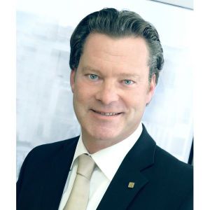 Stephen Schienbein ist als Senior Vertriebsleiter bei Kyocera Mita Deutschland für die Bereiche Distribution, E-Tail sowie Kooperationspartner Business und Systemintegratoren verantwortlich. Er hat zudem die Gesamtleitung des Vertriebsinnendiensts.