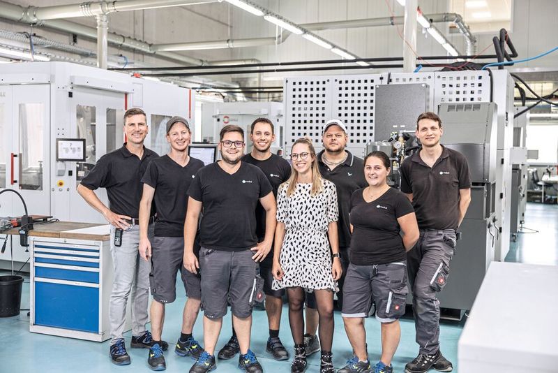 Fräser-Team der hg medical: (v. l.) Florian Lukats, Stefan Hannweber, Max Schade, Manuel Moritz, Andrea Huber, Basti Müller, Lisa Leiß und Franz Settele. (Bild: Hermle)