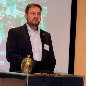 Sebastian Weiß, Favendo, erläuterte, wie Location-based Services und sensorbasiertes Asset Tracking Synergien maximieren.(Bild:  Schreier)