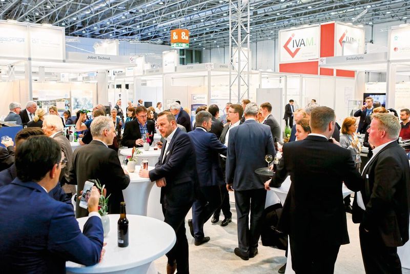Get together am Abend des ersten Messetags in Halle 8a.  (Messe Düsseldorf / ctillmann)