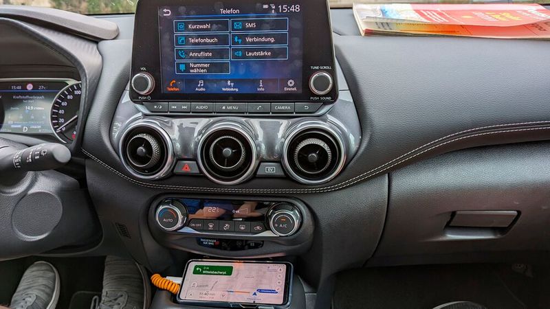 4. Die Navigation: Zeltplätze liegen praktischerweise in der Natur und nicht an Hauptverkehrsstraßen. Also muss man sie erst einmal finden. Ein fest eingebautes Navigationssystem besaß der Juke nicht. Der Fahrer ist also auf die Smartphone-Koppelung angewiesen, für die der Wagen mit Apple Carplay und Android Auto ausgestattet ist. Die Nutzung erwies sich aber als überraschend kompliziert, denn der USB-Port konnte nicht mit allen verwendeten Kabeln eine stabile Verbindung herstellen. Das Bauteil lag wohl am oberen Ende der Toleranz. Mit einem anderen Kabel klappte es dann problemlos.  (Bild: Rosenow – VCG)