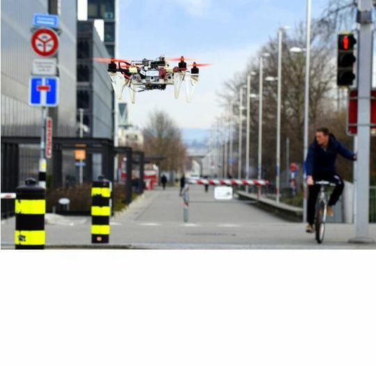 (Mit Eplan eView Free AR und der App „Vuforia View“ von PTC können Prototypen eines Schaltschranks in die Produktionsumgebung projiziert werden. Bild: Eplan GmbH & Co. KG)