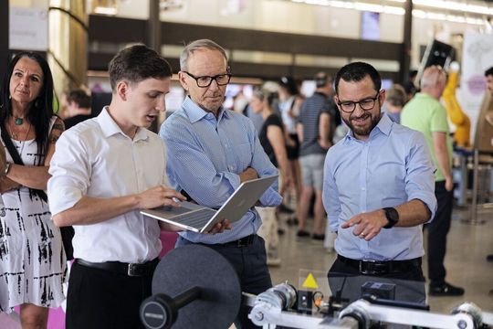 Studierende präsentieren Stadler-Vertreter Christoph Leiterer ihren Prototyp für weniger Verschleiss und Lärm bei Schienenfahrzeugen.(Bild:  Cyrill Maag)