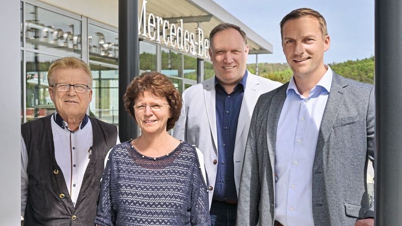 Gaben zum 1. Juni ihr Geschäft in neue Hände: Erwin und Ingrid Partes (l.). Die  A.M.T.-Geschäftsführer Matthias Rudolf und Mario Michel (r.) integrieren das Autohaus Partes jetzt in den Verbund von A.M.T. (Bild: Reniro)