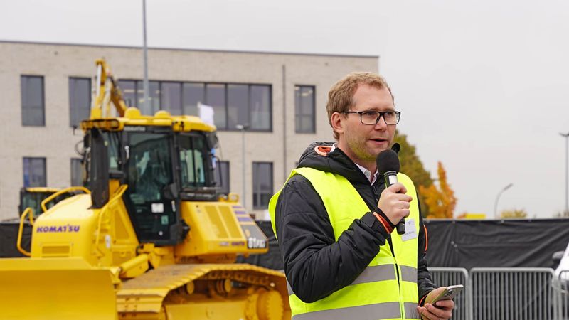 Thomas Schlüter stellt das digitale Einsatzspektrum von Dxbau Solutions vor. (Bild:  Dxbau Solutions GmbH)