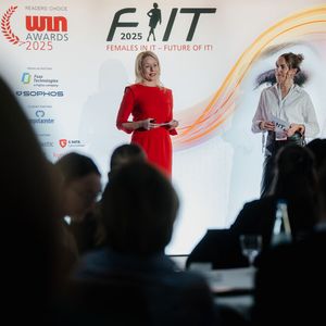 Herzlich willkommen auf dem FIT-Kongress 2025 in Augsburg! Eva Kanzler (Director, Vogel IT-Akademie) und Katharina Rimkus (Projektmanager des FIT-Kongress) begrüßten die Frauen aus der IT, dem eGovernment- und eHealth-Bereich!(Bild:  Manuel Emme Fotografie)