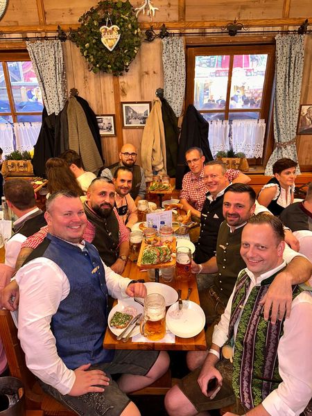 Eng aber glücklich sitzen (v. l.) Maxim Grönwoldt (mobilezone), Oktay Cayiroglu und Ismael Campo (Norton), Yavuz Kesici (ALSO), Sebastian Reiniger (Pollin), Ralf Schweitzer (GSD), Marcel Maul (Microsoft) und Alexander Witalinski (GSD). (Bild: Vogel IT-Medien GmbH)