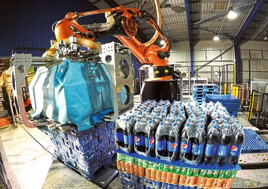 Sprudelnde Frische fix gestapelt: Der KR 700 PA von Kuka schafft beim Palletieren der Softdrinks von Pepsi vier Arbeitszyklen pro Minute. Sprudelnde Frische fix gestapelt: Der KR 700 PA von Kuka schafft beim Palletieren der Softdrinks von Pepsi vier Arbeitszyklen pro Minute.