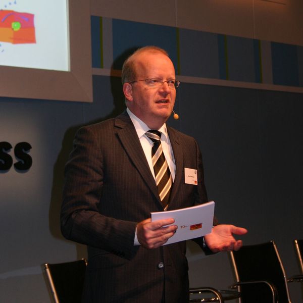 Arno Kalmbach, Leiter Volkswagen Service Deutschland, begrüßte die Teilnehmer des Zukunftskongresses. (Archiv: Vogel Business Media)