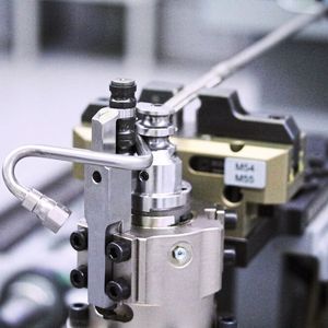 Hydraulikleitungen sind in jedem Nutzfahrzeug essenziell. Allerdings können sie ihre Vorteile nur dann ausspielen, wenn sie auf den jeweiligen Einsatzzweck hin optimiert sind.(Bild:  Voss Fluid)