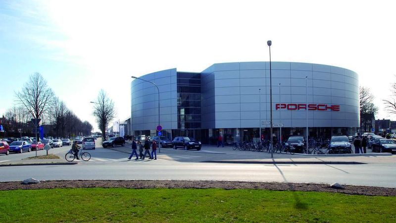 Das Porschezentrum bildet das Eingangsportal der Kittner-Autoarcaden in Lübeck. Fotos: Kittner (Archiv: Vogel Business Media)
