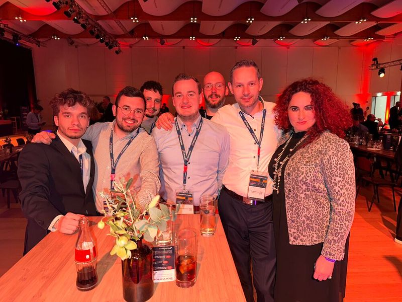 Besa (IT-BUSINESS) mit Tommy Waldmann und seinen Telekom Security Kollegen, die Cybersecurity der Zukunft. (Bild: Vogel IT-Medien)