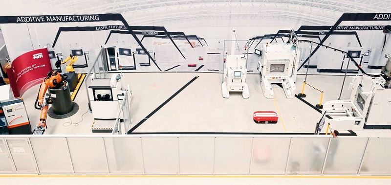 Pilotanlage des Next-Gen-AM-Projekts zur automatisierten additiven Fertigung der nächsten Generation: Technischer Kern der Anlage ist das Vier-Laser-System EOS M 400-4 zum metallbasierten industriellen 3D-Druck. Ein fahrerloses Transportsystem und Roboter sorgen für einen reibungslosen Durchlauf der Teile durch die gesamte Produktionslinie [9].  (EOS)