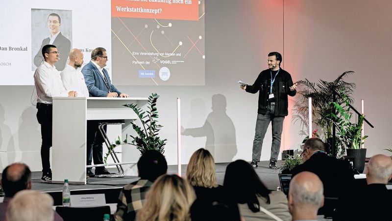 „Brauchen Sie zukünftig noch ein Werkstattkonzept?“ war die Leitfrage, zu der auf der Fachtagung für freie Werkstätten und Servicebetriebe auf dem Podium diskutiert wurde.(Bild:  Stefan Bausewein)