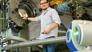 Der Lasertracker richtet einen Laserstrahl auf eine Spiegelsonde, die als Reflektor dient. Der reflektierte Strahl kehrt zum Tracker zurück und seine genaue Länge wird erfasst. (Faro)