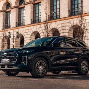 Er bietet spürbar mehr Platz, einen bequemeren Zugang zur dritten Reihe, Allradantrieb, drei Elektromotoren und eine 34,5 kWh große Batterie, die sich mit bis zu 70 kW laden lässt.(Bild:  Chery)