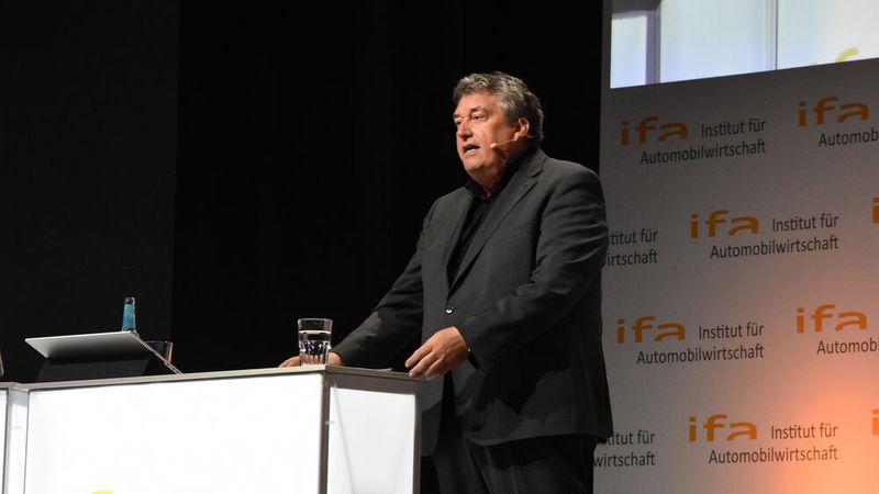Karl Schregle, Leiter Mercedes-Benz Cars Europe, auf dem IfA-Branchengipfel in Nürtingen.(Bild:  Simon – VCG)