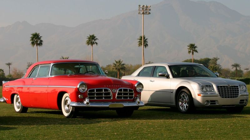 Der Chrysler 300 blickt auf eine fast 70 Jahre lange Geschichte zurück. Hier der 300 aus dem Jahr 1955 (links) sowie der gemeinsam mit Mercedes entwickelte Nachfolger aus dem Jahr 2004. (Bild: Chrysler)
