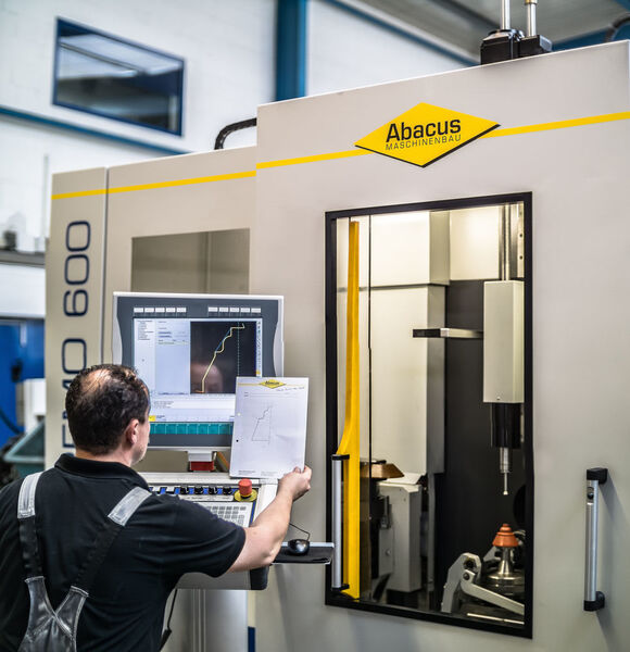 Skizzen für das Werkstück können auch direkt an der Drückmaschine erstellt werden. (Abacus)