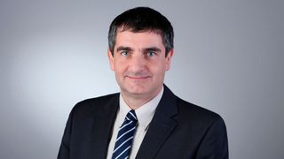 Prof. Andreas Bund: „Eine Optimierung der Ionenleitfähigkeit, der Bildungsgeschwindigkeit und des Passivierungsverhalten würde dazu führen, dass künftige Lithium-Ionen-Batterien nicht nur schneller und effizienter geladen werden können, sondern auch länger halten und kostengünstiger sind. Ich bin optimistisch, dass wir das schaffen.“  (AnLi Fotografie)