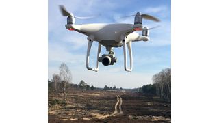 Eine Drohne fliegt im Einsatz  für das Forschungsprojekt "NaTec-KRH" über Sielmanns Naturlandschaft Kyritz-Ruppiner Heide. (Bild: Elisabeth Göpfert/Heinz Sielmann Stiftung )