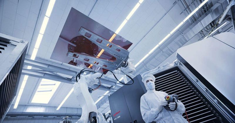 Nach der Halbleiterbeschichtung werden Dünnschicht-Solarmodule behutsam zwischengelagert. Bild: Oerlikon Solar) (Archiv: Vogel Business Media)