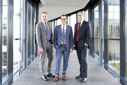 Zum Jahreswechsel wurde Gordon Bittig (l.) in die Geschäftsführung von Ulrich Medical berufen. Er trat zum vierten Quartal 2025 bei dem Medizintechnik-Unternehmen ein. Der Diplom-Volkswirt und Steuerberater war u. a. zehn Jahre in den USA für die US-Töchter von Solarworld tätig und zuletzt Geschäftsführer der deutschen Tochter des US-Rasierer-Herstellers Harry’s. Zusammen mit Christoph Ulrich (m.), geschäftsführender Gesellschafter, und Friedrich von Rechteren (r.), CEO und Vorsitzender der Geschäftsführung, bildet er die neue Spitze der Ulrich Medical-Gruppe. (Bild: Ulrich Medical)