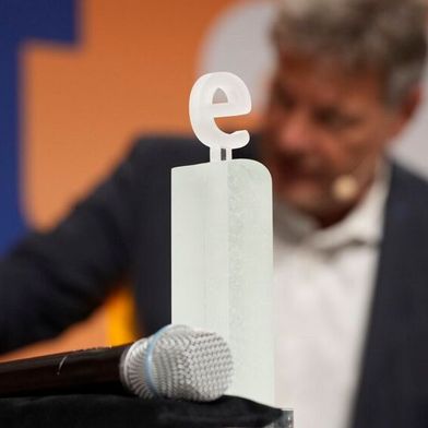 Wer für 2026 die Trophäe des Elektrifying Ideas Award des ZVEI mit nach Hause nehmen darf, entscheidet sich am 20. Mai in Berlin. Fest stehen bis jetzt schon die drei Nominierten. (Bild: ZVEI / Mark Bollhorst)