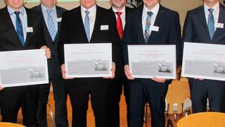 Die Preisträger des Innovation Award 2016 (vorne, v.l.): Dipl.-Ing. (FH) Daniel Ziegler, M. Sc. Stephan Hahn, Dr.-Ing. Thorben Schiemann und Dr.-Ing. Benjámin Radnai mit Dr. Josef Scheller, Werkleiter Schaeffler Schweinfurt (hinten li.) und Klaus Widmaier, Leiter Personal Automotive bei Schaeffler und Vorsitzender Stiftungsvorstand der Schaeffler FAG Stiftung (hinten re.).  (S.Häuslein/konstruktionspraxis)