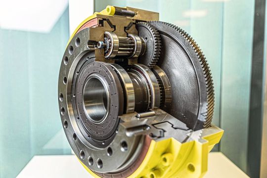 Modell des Planetengetriebes: Eine schräg verzahnte Vorstufe, eine konisch verzahnte zweite Stufe sowie ein patentierter Nachstellmechanismus werden sichtbar. Modell des Planetengetriebes: Eine schräg verzahnte Vorstufe, eine konisch verzahnte zweite Stufe sowie ein patentierter Nachstellmechanismus werden sichtbar.