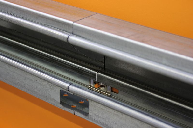 Fixierstifte sorgen für einen sauberen Stoß und somit eine ruckfreie Bewegung der verfahrbaren Steuerung. Die Führungsschiene ist auf der gesamten Länge mit Metallclips am Hauptträger befestigt.  (Bild: Abus)