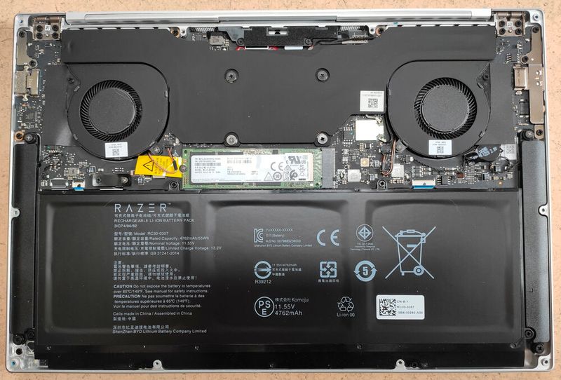 Das aufgeräumte Innenleben des Razer Book 13 mit wechselbarer M.2-SSD und verschraubtem Akku. Zwei Lüfter sorgen dafür, dass der Core i7 bei hoher Last nicht drosseln muss. (Bild: Vogel IT-Medien)