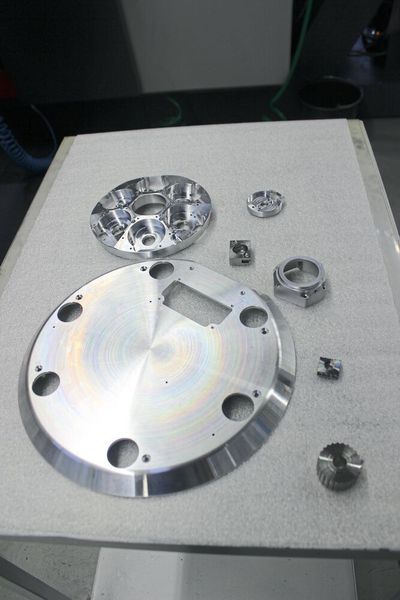 Komplexe Bauteile mit zahlreichen Fräsarbeiten sind eine Spezialität von MTW, die das Unternehmen bevorzugt mit dem Siemens-gesteuerten Dreh-Fräszentrum HT 65 PM von Emco erledigt. Bei Bedarf werden zudem etwaige Oberflächenbehandlungen erledigt. (Weiss)