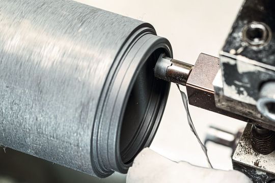 Kleine und mittlere Dichtungsringe werden vom Rohr abgearbeitet. Im Bild die Bearbeitung einer Innenkontur mittels Horn-Typ 114 mit PKD-Schneide. Kleine und mittlere Dichtungsringe werden vom Rohr abgearbeitet. Im Bild die Bearbeitung einer Innenkontur mittels Horn-Typ 114 mit PKD-Schneide.