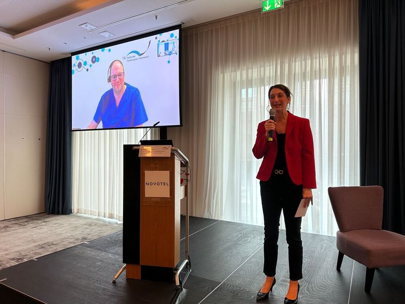 Bei einer Patientenreise verdeutlichten die beiden DGTelemed-Vorstandsmitglieder Annette Hempen und Dr. med. Eimo Martens gemeinsam mit Dr. med. Stefan Winter vom Cellitinnen-Krankenhaus St. Vinzenz Köln den Nutzen, den Telemonitoring schon heute für die Behandlung von Herzinsuffizienz hat. (©DGTelemed)