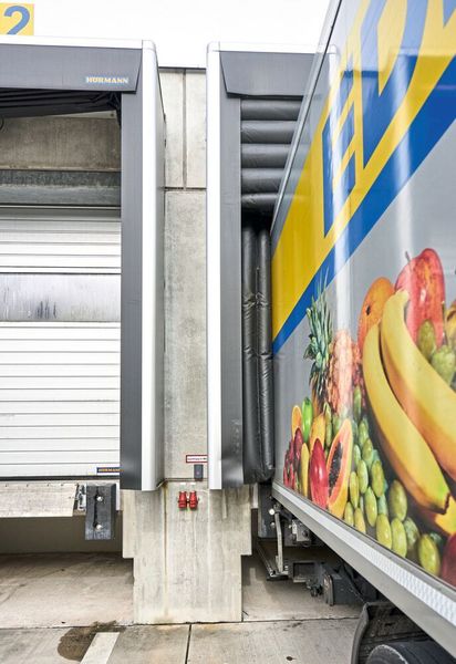 Die dreiseitig aufblasbaren Torabdichtungen passen sich den unterschiedlichen Lkw-Größen an und verhindern so weitestgehend das Eindringen von Wärme. (Hörmann)
