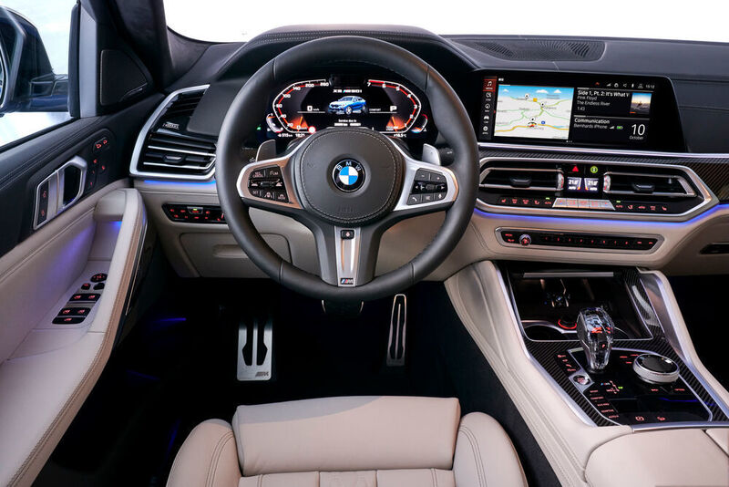 Das virtuelle Cockpit mit seiner auf Wunsch eigenwilligen Tempoanzeige, das gestochen scharfe Head-Up-Display, das wichtige Infos in die Frontscheibe spiegelt oder der mittige Zentralmonitor – so kennt und schätzt man seinen BMW. (BMW)