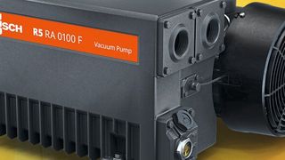 Schwerstarbeiter: Insbesondere heiße Tage setzen Vakuumpumpen stark zu. Zum Glücl gibt es probate Mittel, die den Aggregaten zu einer langen Lebensdauer verhelfen. (Bild: Busch Vacuum)