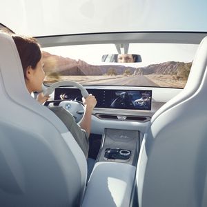 Blick in den Innenraum des i4 Concept. Wie viel dieser Gestaltung es in den aktuellen i4 geschafft hat, wird sich zeigen.(Bild:  BMW)