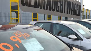 Händler bekommen viele Gebrauchte nur noch zu Schnäppchenpreisen los. (Bild: Achter / »kfz-betrieb«)